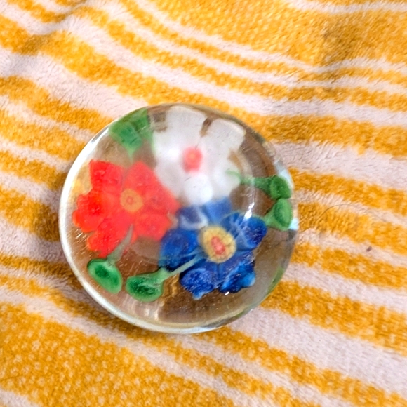 Art glass floral paperweight - Picture 4 of 4